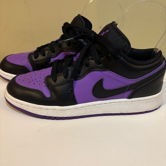 Air Jordan 1 Low Purple Venom/Black Boys Size 4.5 - Picture 2 of 9